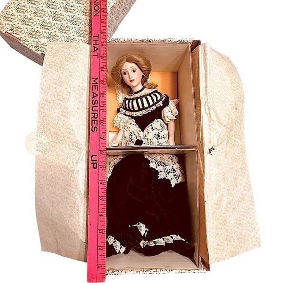 Vintage Franklin Mint Heirloom Musical Porcelain Doll Renata 1985. - Picture 6 of 11